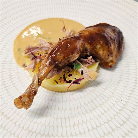 Perdiz escabechada en un plato, lista para servir
