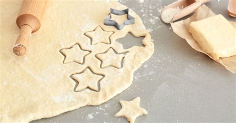 Masa para galletas extendida y cortada