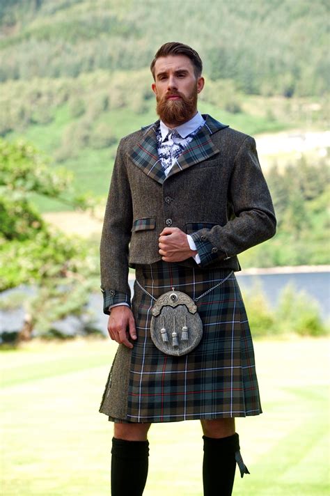 Hombre vistiendo un kilt de tartán MacGregor con accesorios tradicionales.