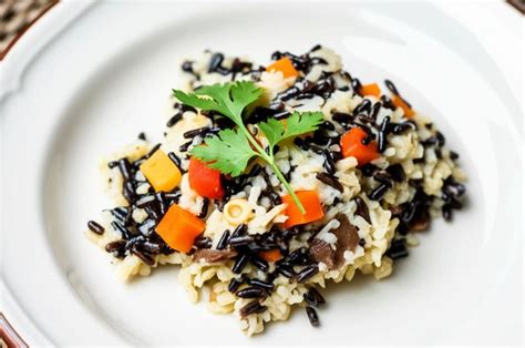 Palomitas de arroz salvaje como decoración en un plato gourmet