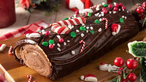 Tronco de Navidad tradicional cortado en porciones con relleno cremoso y decoración navideña