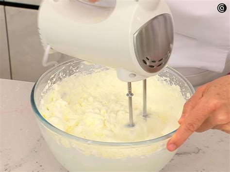 Nata montada con batidora de varillas en un bol frío