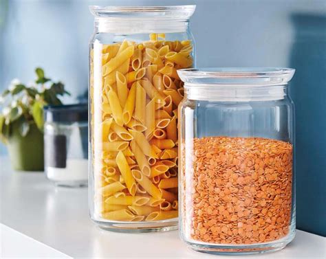 Botes de cocina organizados con legumbres y pasta