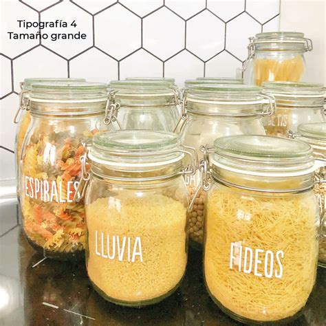 Botes de cocina etiquetados para una mejor organización