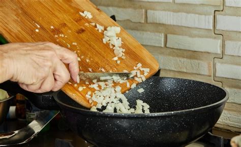 Cebolla pochándose en sartén