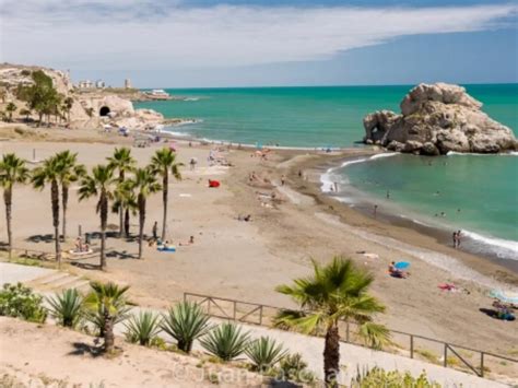 Playa del Peñón del Cuervo con la formación rocosa característica