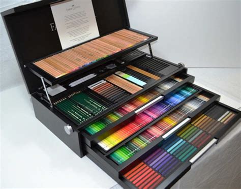 Estuche Faber-Castell 250 Aniversario abierto mostrando la organización de los lápices