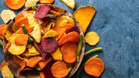Variedad de chips de verduras y hortalizas saludables
