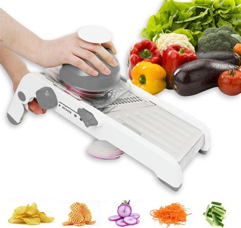 Mandolina cortando finas rebanadas de verduras