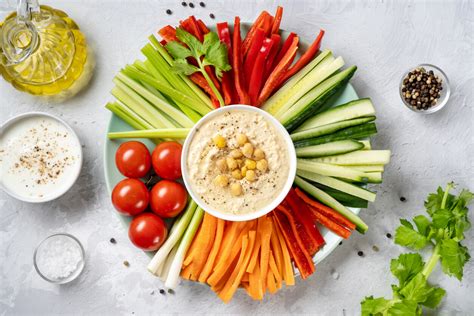 Plato de crudités con verduras frescas y varios dips