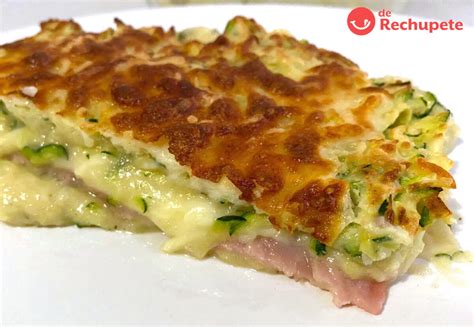 Raviolis de calabacín con jamón y queso en un plato