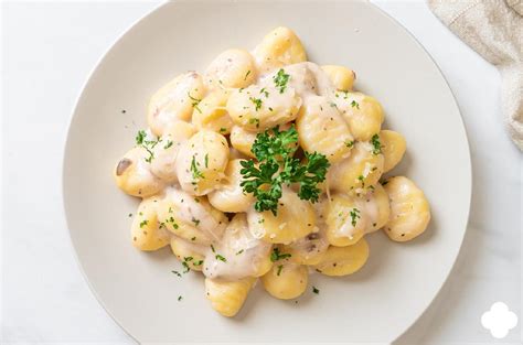 Plato de gnocchi con salsa cremosa de champiñones y queso azul