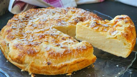 Tarta de bizcochuelo y hojaldre con relleno cremoso