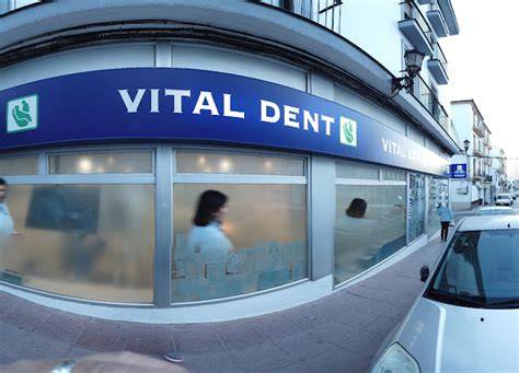 Fachada de la Clínica Dental Vitaldent Ronda de Capuchinos