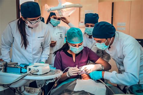 Equipo de profesionales de la salud dental atendiendo a un paciente