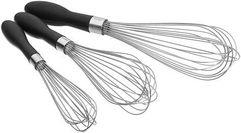 Batidores manuales y eléctricos en una cocina