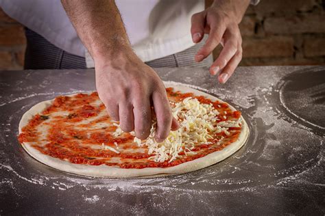 Preparación de masa de pizza en una amasadora