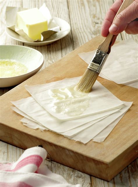 Preparación de hojas de pasta filo pinceladas con mantequilla