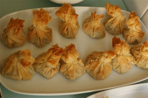Variedad de saquitos de pasta filo rellenos listos para hornear