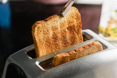 Pan tostado en una tostadora