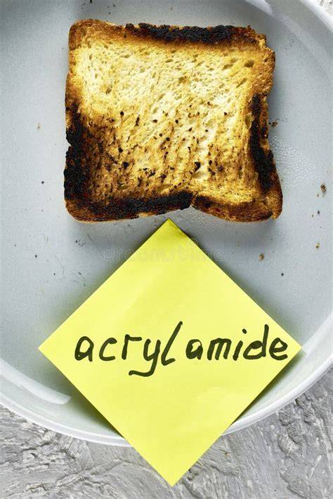 Pan tostado excesivamente quemado con una señal de advertencia