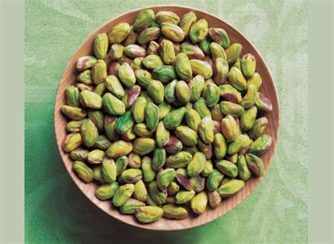 Pistachos sin cáscara en un procesador de alimentos