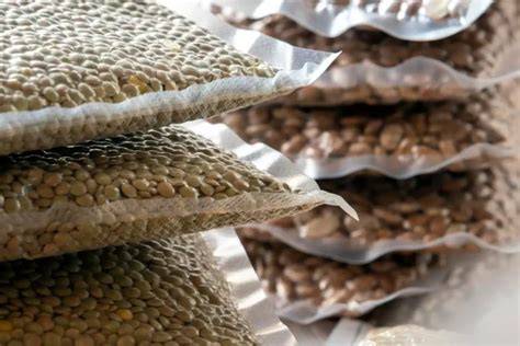 Imagen de legumbres envasadas al vacío en bolsas transparentes