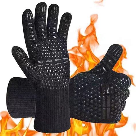 Panadero profesional usando guantes de alta temperatura para sacar bandejas del horno