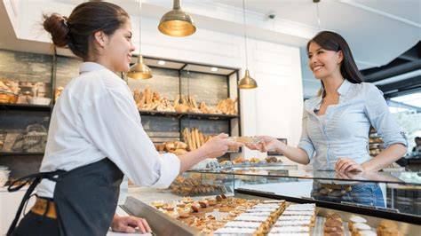 Personas trabajando en una panadería, realizando diferentes tareas