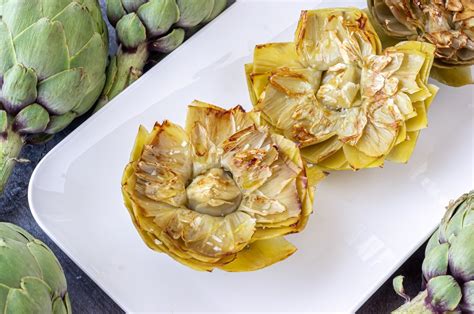 Flores de alcachofa asadas en bandeja de horno