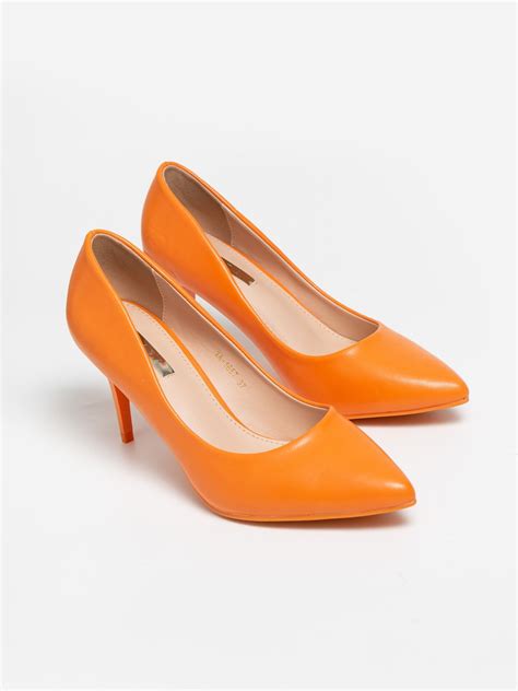 Zapatos de tacón naranjas en un desfile de moda