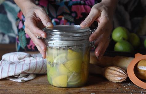 Limones fermentados en salmuera en un tarro de cristal