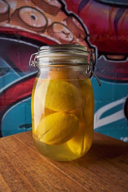 Tarro con limones fermentándose