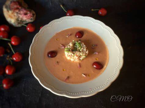 Gazpacho de cerezas con tartar de bonito