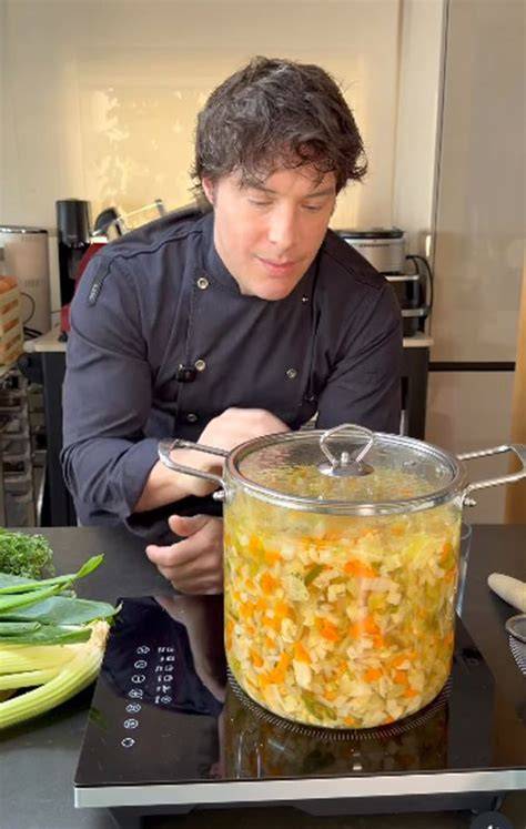 Jordi Cruz preparando gazpacho verde