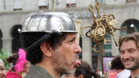 Pirata pastafari con un colador en la cabeza