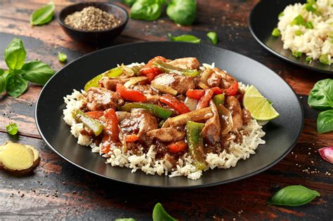 Plato de arroz con pollo y verduras