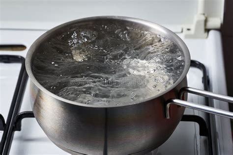 Olla grande y profunda con agua hirviendo