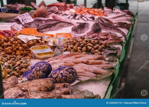 Jureles frescos en un mercado de pescado