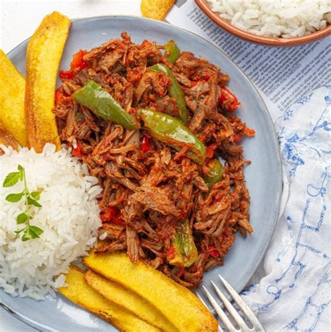 Proceso de deshilachado de la carne para la Ropa Vieja