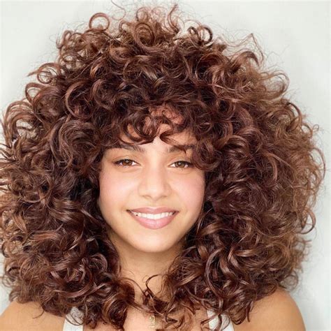 Mujer feliz con cabello rizado y brillante