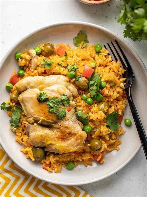 Arroz con pollo puertorriqueño con acompañamientos