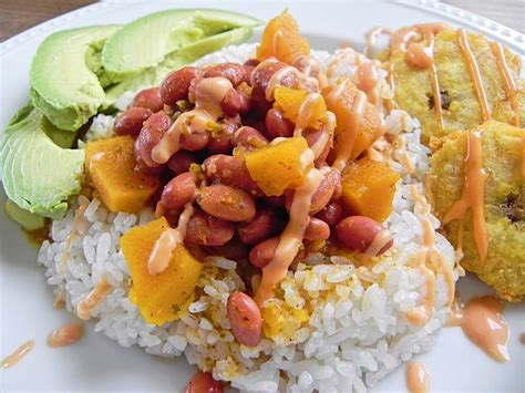 Arroz con habichuelas y plátanos fritos