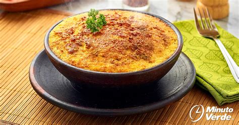 Plato de pastel de choclo servido en fuente de greda