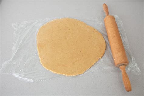 Masa de galletas estirada y refrigerándose