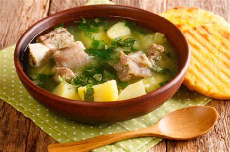 Ingredientes frescos para preparar caldo de costilla