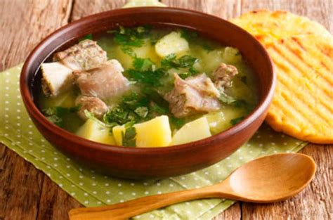 Caldo de costilla con papas y verduras