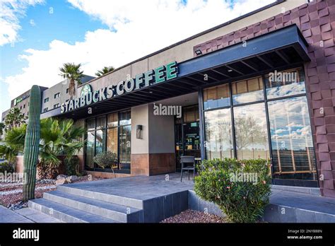 Fachada de una tienda Starbucks en España