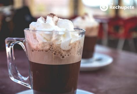 Taza de chocolate caliente de Starbucks con nata montada