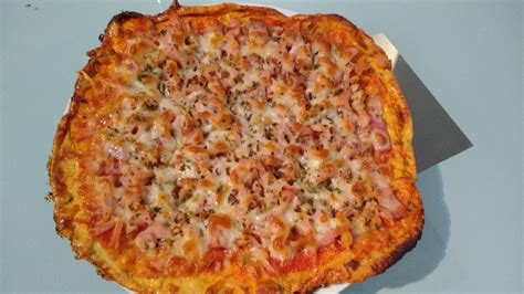 Base de pizza de pollo horneándose